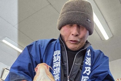 諏訪湖で初市　脂のったコイ並ぶ　名物ワカサギの水揚げなく　長野