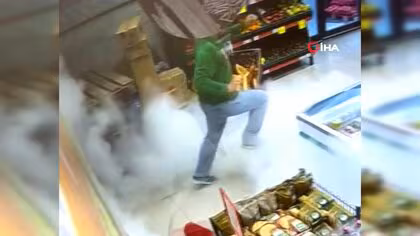 店内が突然真っ白に&hellip;&ldquo;パニックの瞬間&rdquo;3連発　積み荷と共に倒れるトラック、&ldquo;魔のカーブ&rdquo;では事故続発　トルコ