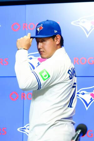 ブルージェイズ岡本「世界一に」　トロントで入団会見、背番号７