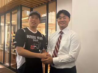 栗林「守護神目指して頑張って」　カープドラ4工藤と握手交わす