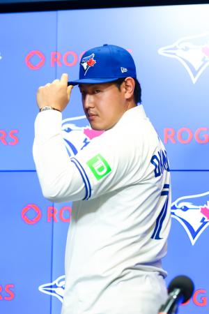 ブルージェイズ岡本「世界一に」　トロントで入団会見、背番号７