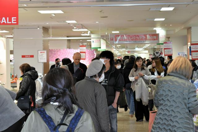 高島屋堺店、61年余りの歴史に幕　最終日に約700人が開店前に列