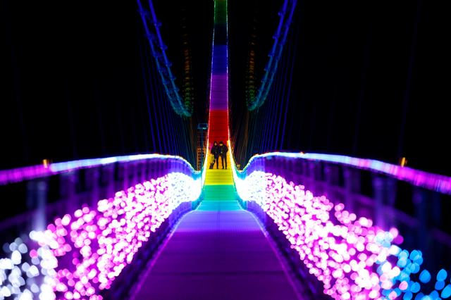 「ふるさとがこんなきれいに」 ダムにかかる日本最長つり橋を虹色に