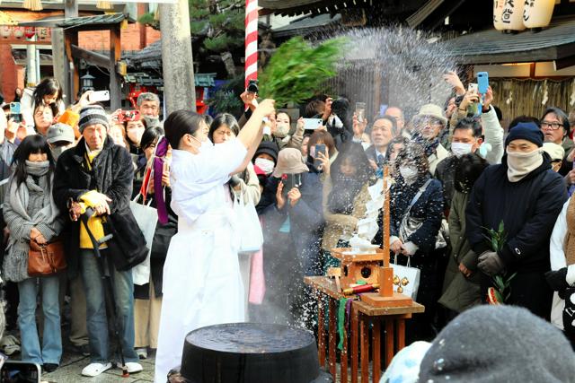 商売繁盛願ってサッサッ　京都ゑびす神社で「十日ゑびす大祭」始まる