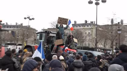 フランス・パリの凱旋門で畜産農家らがデモ　「南米」とEUの自由貿易協定に抗議
