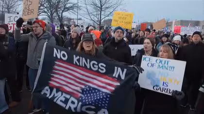 ミネソタ州で移民当局職員が女性射殺　地元の州当局が捜査から外され反発広がる