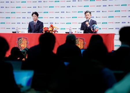 海外でも「永遠のキングカズ」　記者会見を伝える