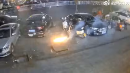 マンホールの蓋が突然吹き飛ぶ&hellip;原因は子どもの「爆竹遊び」　中国で社会問題に　消防当局が注意呼びかけ