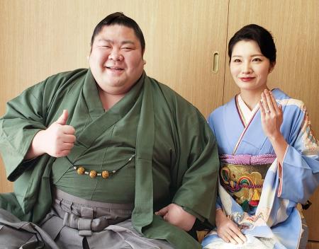 元幕内の十両剣翔が婚約　客室乗務員の祐華さんと