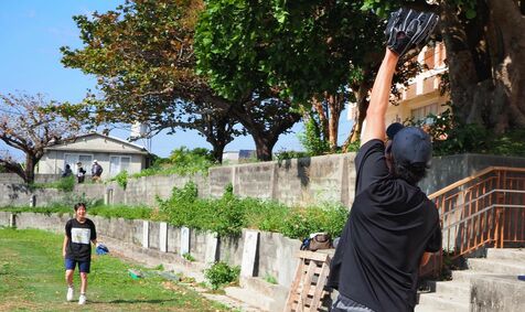離島の子「球が速い！かっこいい」　巨人の門脇誠選手らキャッチボール交流　沖縄・津堅島で一緒に給食、ダンス披露も