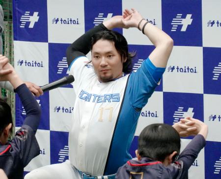 日本ハム伊藤、札幌で野球教室　自身の用具をプレゼント