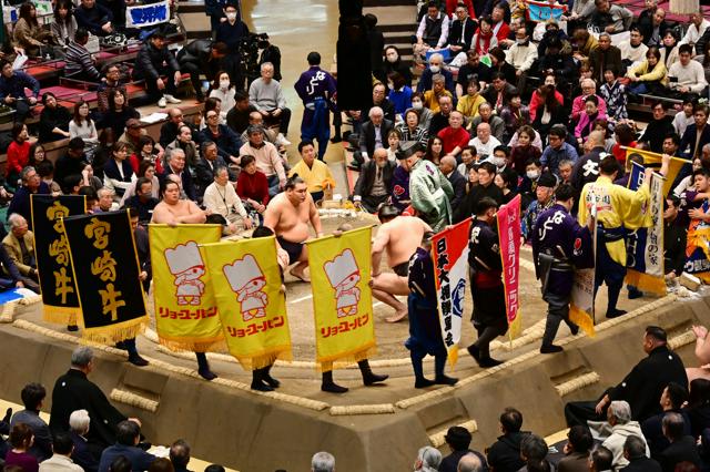 増える懸賞旗、親方のおかげ？　大相撲初場所で過去最高を更新