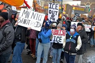 米、女性死亡で数万人が抗議デモ　「移民当局、出て行け」