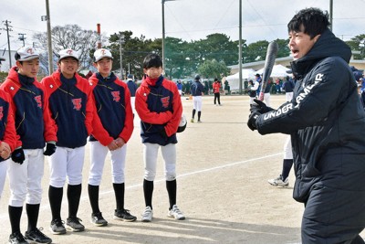 松田宣浩さんら元プロ選手6人が小中学生に野球指導　福岡・吉富