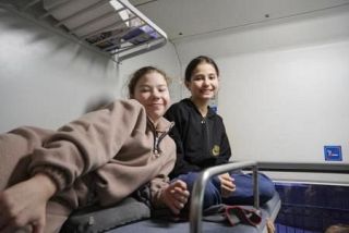 市民に充電や飲食無料提供　列車活用、キーウ電力不足