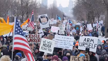 「移民税関捜査局を廃止せよ」ICE職員による射殺事件受け数万人が抗議デモ　アメリカ・ミネソタ州