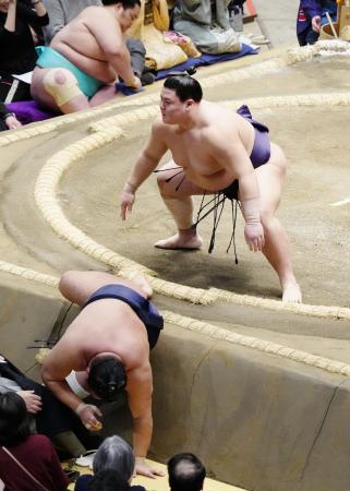 豊昇龍が初黒星、義ノ富士は金星　大の里、両大関は３連勝