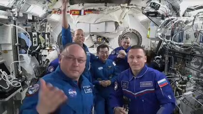 15日地球帰還へ「去りたくないが&hellip;」油井亀美也さんらISSで引継ぎ式&hellip;ロシア人宇宙飛行士の惜別の言葉に両手親指立て満面の笑み