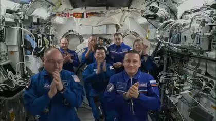 油井宇宙飛行士「家族のような存在」「ここから離れたくない」予定早め帰還を前に引き継ぎ式