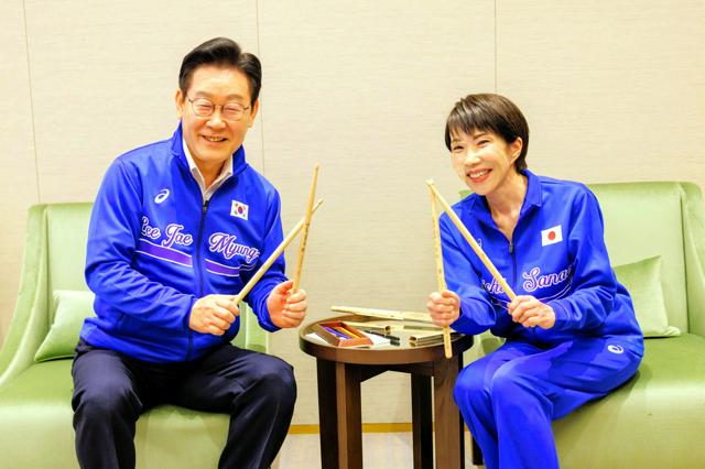日韓首脳、2人でドラム演奏　首相「夢だと聞きサプライズで準備」