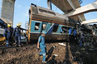 倒れたクレーンが走ってきた列車を直撃　27人死亡、79人けが　「高速鉄道」の建設が進むタイ東北部