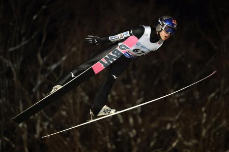 Ｗ杯ジャンプ小林陵侑が首位通過　札幌大会、葛西紀明は５５位落選