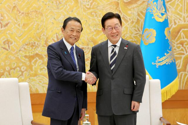 麻生元首相が李在明大統領と会談　韓国側「シャトル外交を強固に」