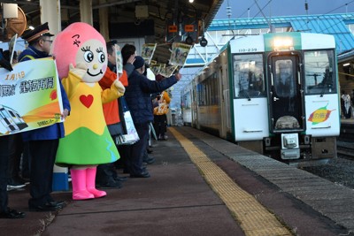 山形・陸羽西線、3年8カ月ぶり運転再開　通学の高校生らが歓迎