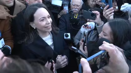 トランプ大統領にノーベル平和賞メダル「授与」ベネズエラの野党指導者マチャド氏が