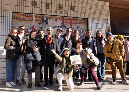 大相撲、訪日客から熱視線　観戦ツアー、朝稽古見学