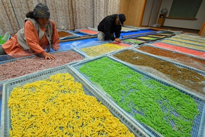 まるで色鮮やかなじゅうたん　あられ作りが最盛期　福岡