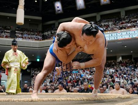 ２０歳藤ノ川、４１歳玉鷲投げる　天覧相撲一番目で沸かせる