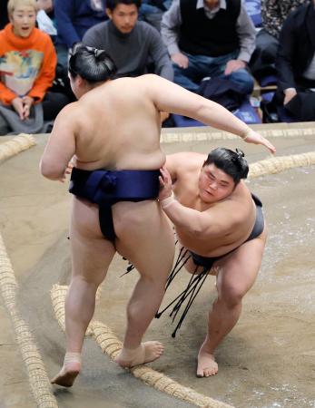 伯乃富士、４場所連続の金星　天覧相撲の結びで横綱を圧倒