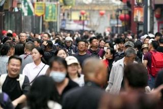 中国、４年連続で人口減　出生数８００万人割れ