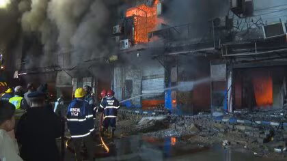 ショッピングセンターが激しく炎上し6人死亡約60人不明に&hellip;建物倒壊の恐れまで　パキスタン