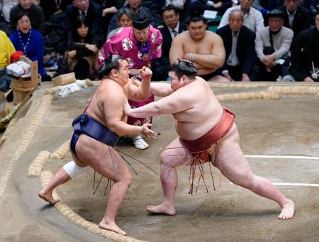 ２横綱が連日の黒星　１敗霧島が単独首位