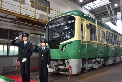 江ノ電、20年ぶり新型車両「700形」公開　制服は14年ぶり更新