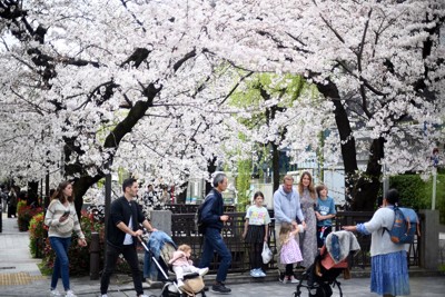 訪日客の消費額、初の9兆円台　記録的円安も押し上げ　4000万人突破