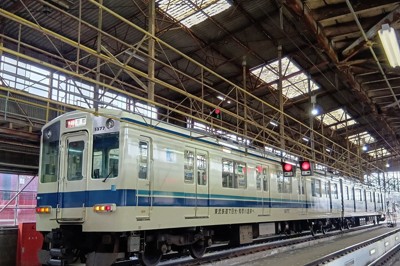 近鉄で東武8000系風のラッピング列車　デザイン交換で相互にPR