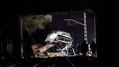 スペインでまた列車事故　バルセロナ近郊で列車が線路上に崩れ落ちた壁に衝突&hellip;運転士死亡　2日前にも42人死亡する事故