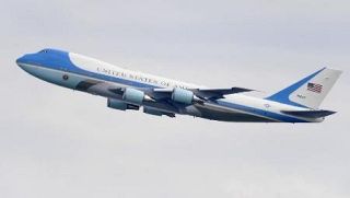 トランプ氏搭乗の専用機引き返す　離陸後に電気トラブル