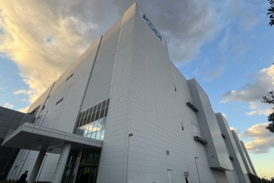 KDDIがAI特化のDC開所　シャープ工場跡地、国産AI後押し