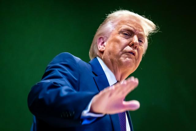 支持率低迷トランプ氏、世論調査を「不正」と主張　メディア圧力強化