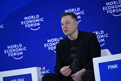 テスラが27年末にも人型ロボ　安全確保が前提とマスク氏