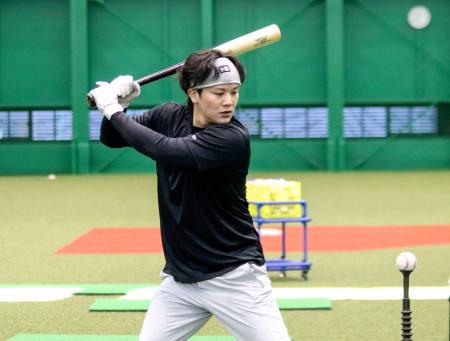 伏見寅威「遠慮せず自分出す」　阪神に加入の捕手が練習を公開