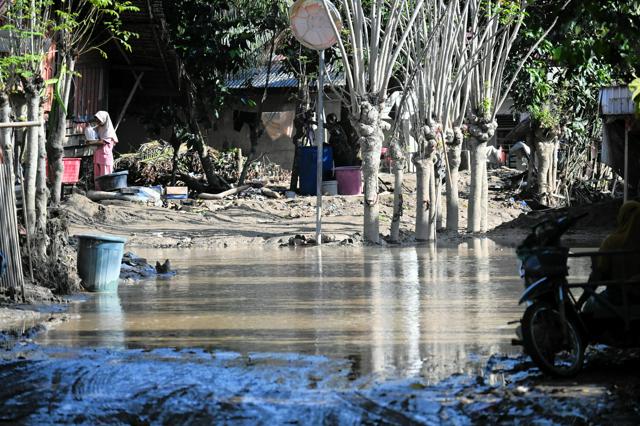 インドネシアで豪雨被害続く　土砂崩れで8人死亡、82人行方不明