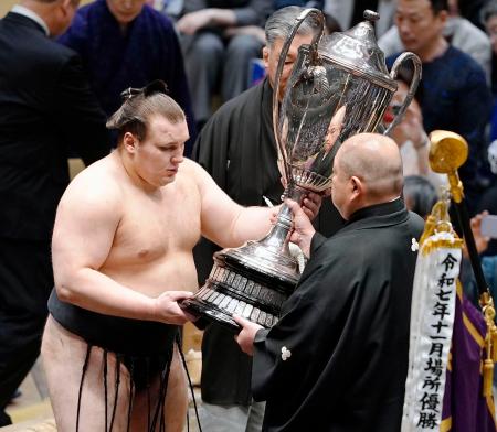 安青錦が２連覇、新大関で優勝　熱海富士との優勝決定戦制す
