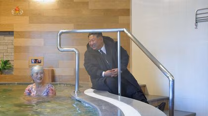 金正恩総書記が温泉施設を視察　水着の利用者と笑顔で談笑する場面も　「魚の水槽より劣る」とリフォーム命じた施設が完成