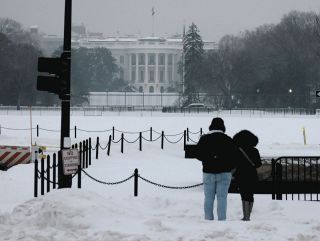 アメリカ広範囲に寒波　大雪で空の足は1万2000便欠航「コロナ禍に以来の混乱」　凍死や停電も発生