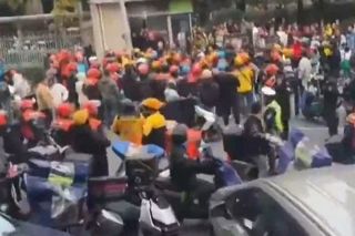 デリバリー配達員への「職業差別だ」　アルゴリズムに支配される「最底辺」の境遇、大規模抗議で浮き彫りに